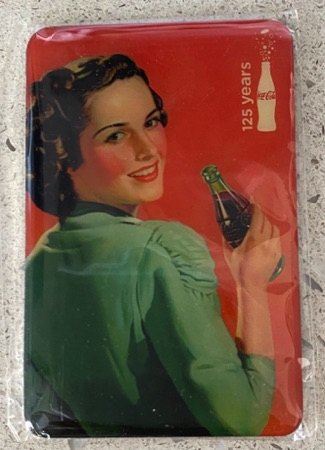 9399-1 € 2,50 coca cola magneet 125 years dame net flesje.jpeg